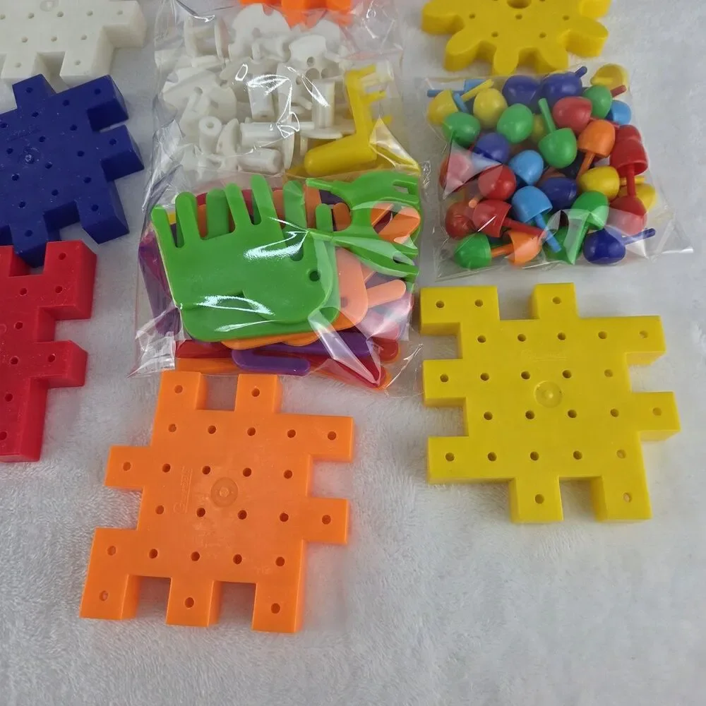 Vintage Discovery Toys Gears Go Round Building Set 97 Pieces w/ Original Box